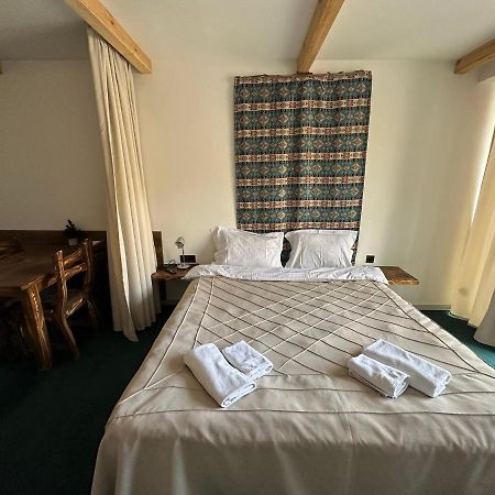 Atrium Mountain View Apartment, New 구다우리 외부 사진