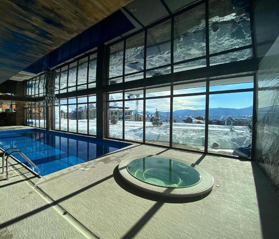 Atrium Mountain View Apartment, New 구다우리 외부 사진