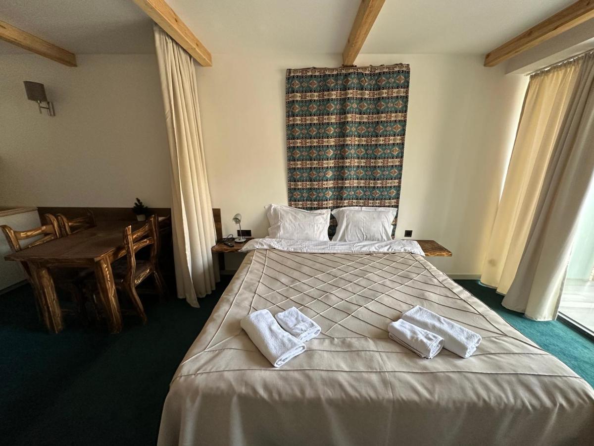 Atrium Mountain View Apartment, New 구다우리 외부 사진