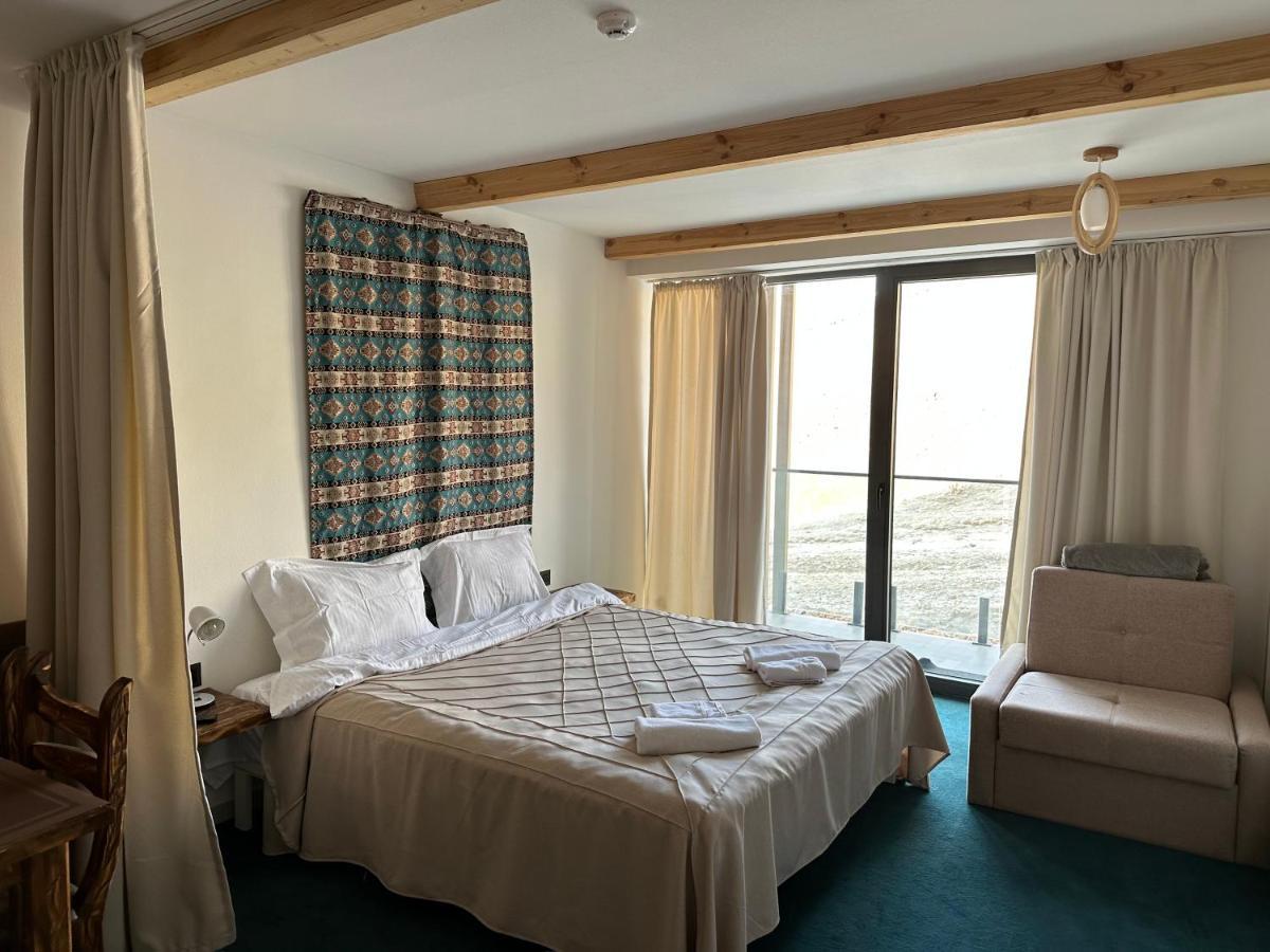Atrium Mountain View Apartment, New 구다우리 외부 사진