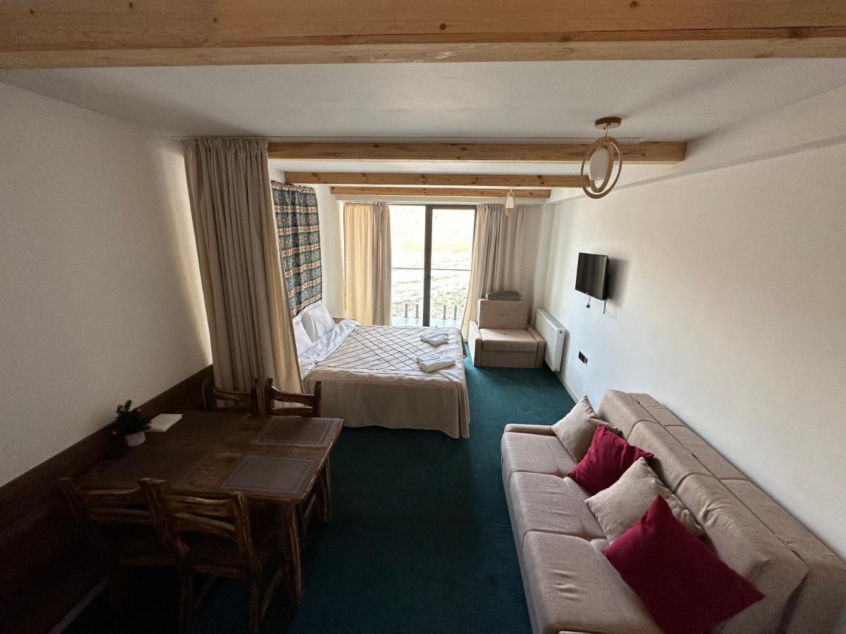 Atrium Mountain View Apartment, New 구다우리 외부 사진